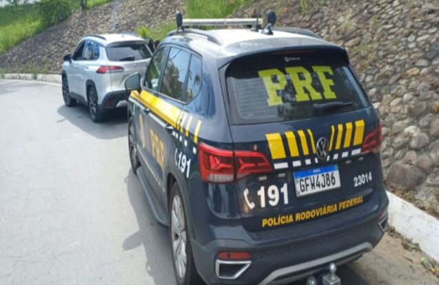 Carro roubado é recuperado pela PRF na Dutra em Guaratinguetá
