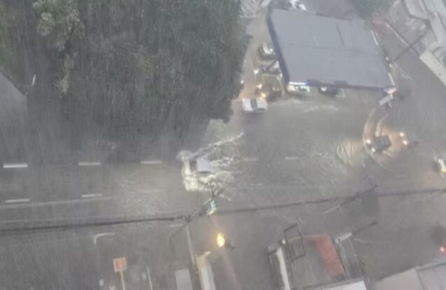 Chuva forte causa alagamentos em ruas de São José dos Campos