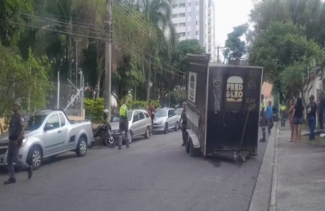 Entregador fica ferido após trailer se soltar de carro em São José dos Campos