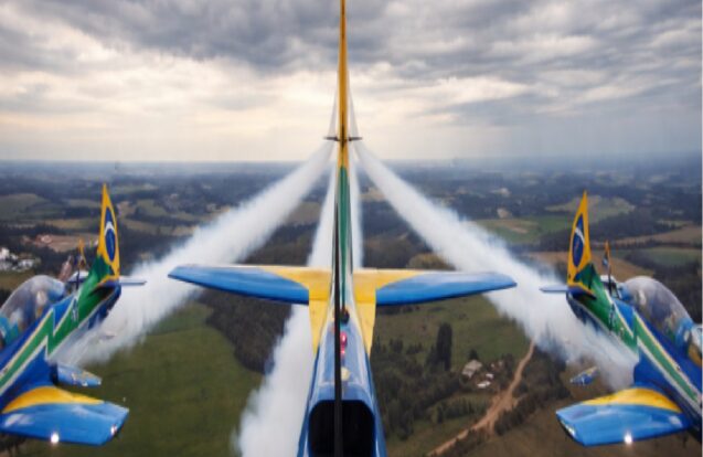 Esquadrilha da Fumaça faz show aéreo no aniversário de Caraguatatuba