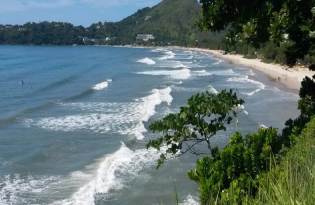 Homem morre após tentar salvar crianças no mar em Ubatuba