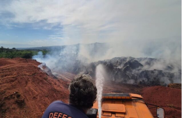 Incêndio em aterro mobiliza Defesa Civil em Taubaté