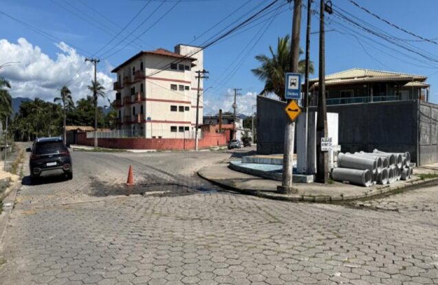 Obra altera trânsito na Praia das Palmeiras em Caraguatatuba