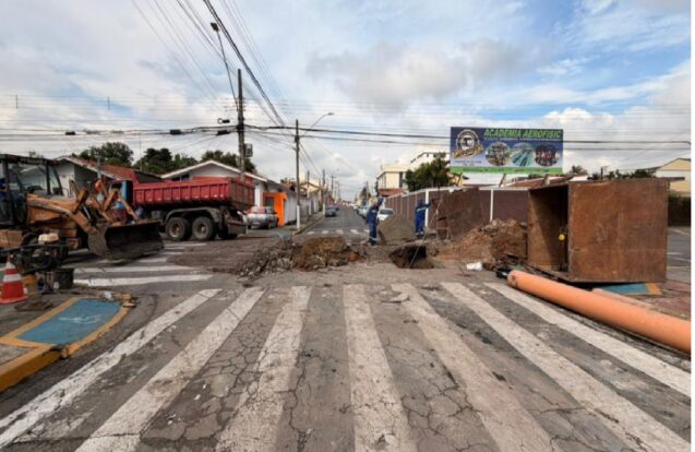 Pindamonhangaba tem obra da Sabesp e trânsito sofre alterações no centro