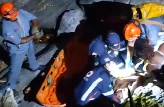 Turista fica ferida após queda em costeira na Praia do Curral em Ilhabela