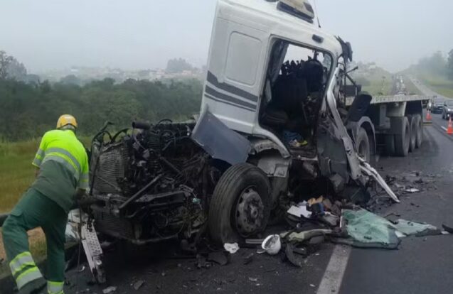 Acidente entre carretas deixa motorista gravemente ferido na Carvalho Pinto em Caçapava