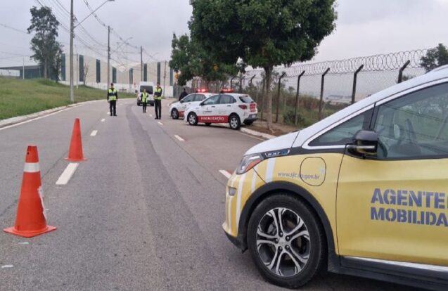 Operação flagra vans clandestinas transportando estudantes em São José