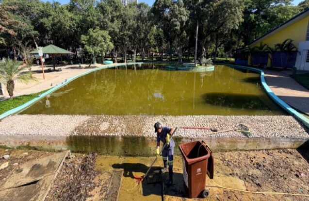Prefeitura realiza limpeza dos lagos do Parque Santos Dumont em São José
