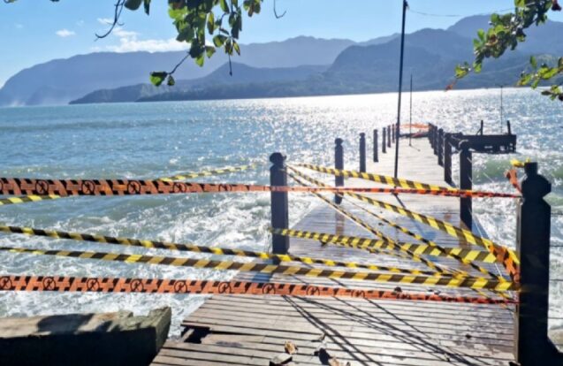 Ressaca no mar interdita píer no sul de Ilhabela