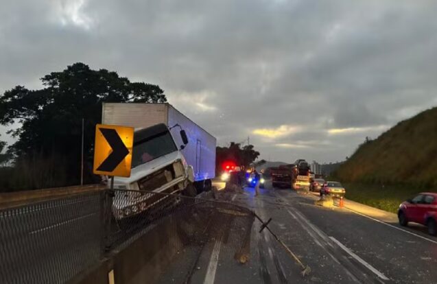 Acidente envolvendo carreta, van e caminhão deixa dois feridos na Dutra em Guaratinguetá