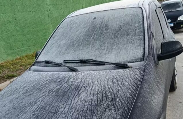 Geada cobre carros e Campos do Jordão registra o frio mais intenso de SP