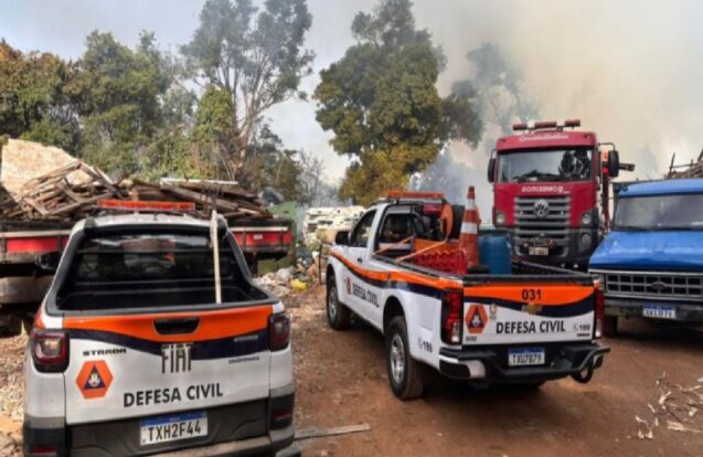 Incêndio de grandes proporções mobiliza bombeiros em Campos do Jordão
