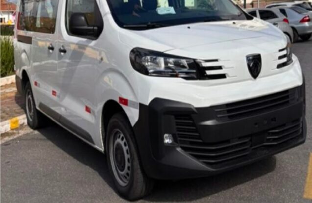 Queluz reforça transporte da Saúde com nova van para pacientes do SUS