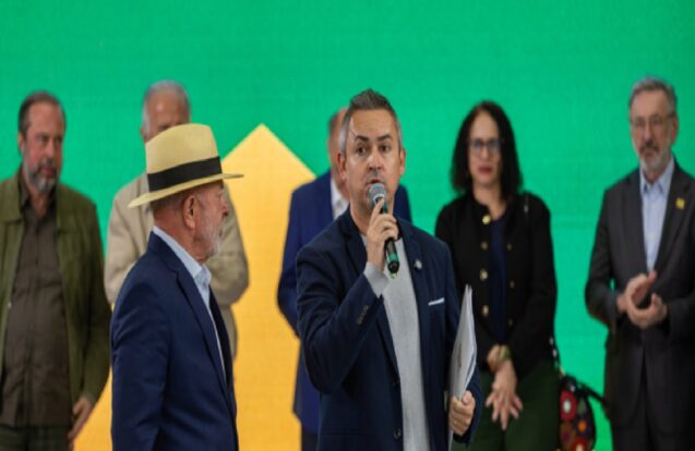 Lula visita Avibras em Jacareí e anuncia apoio para retomada da empresa