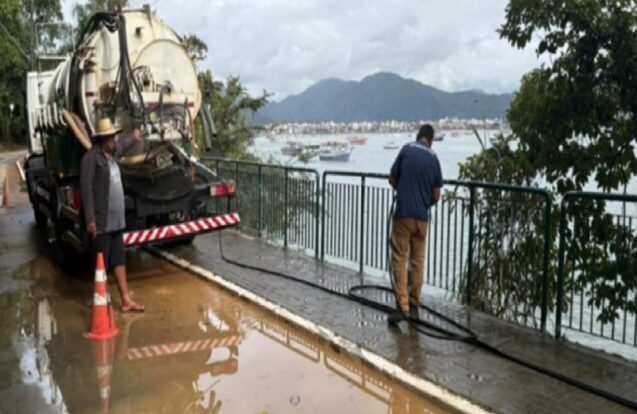 Ubatuba realiza manutenção no sistema de drenagem da Estrada do Caisão