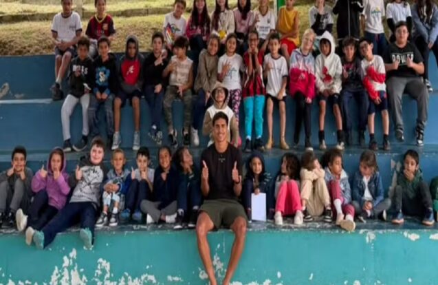 Vitor Reis visita escola rural durante férias em São José dos Campos