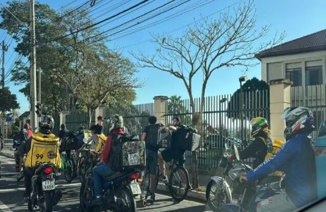 Entregadores por aplicativo fazem manifestação em São José dos Campos