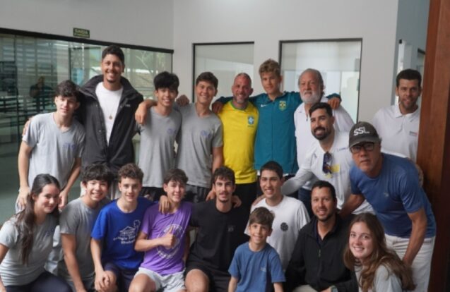 Ilhabela recebe campeão mundial de vela com festa pelas ruas