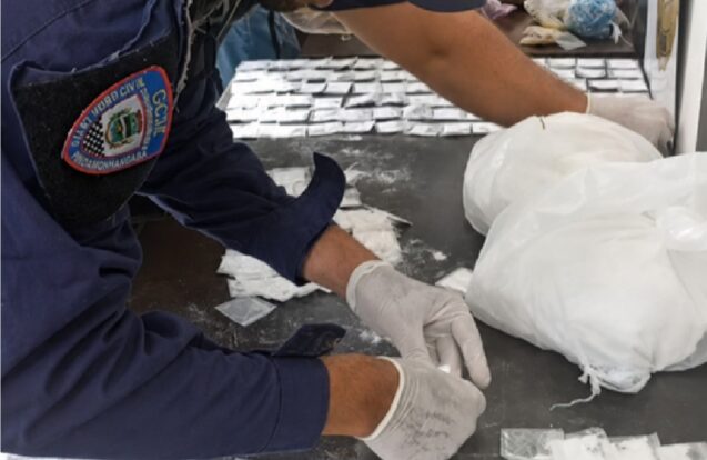 Operação prende quatro e apreende drogas e arma em Pindamonhangaba
