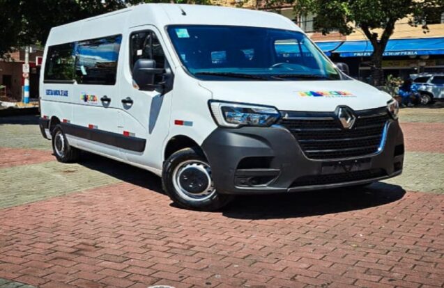 Aparecida recebe nova van para transporte de pacientes