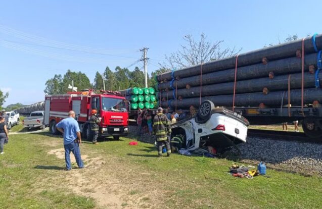 Carro capota após bater em trem e deixa dois feridos em Canas