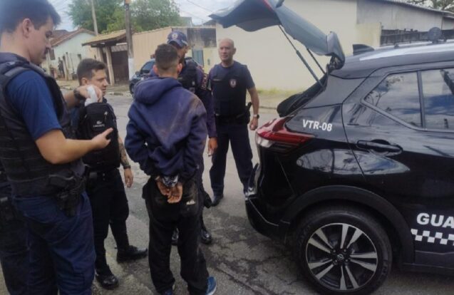 Pindamonhangaba homem é detido após fuga e apreensão de munições e drogas
