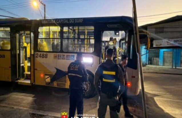Ubatuba fiscaliza ônibus da SOU e tira dois veículos de circulação