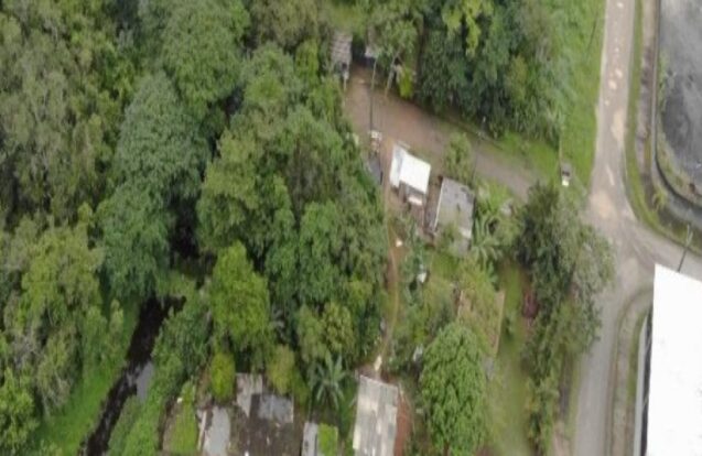 Caraguatatuba flagra despejo irregular no Rio Tabatinga e aplica multas que somam quase R$ 6 mil