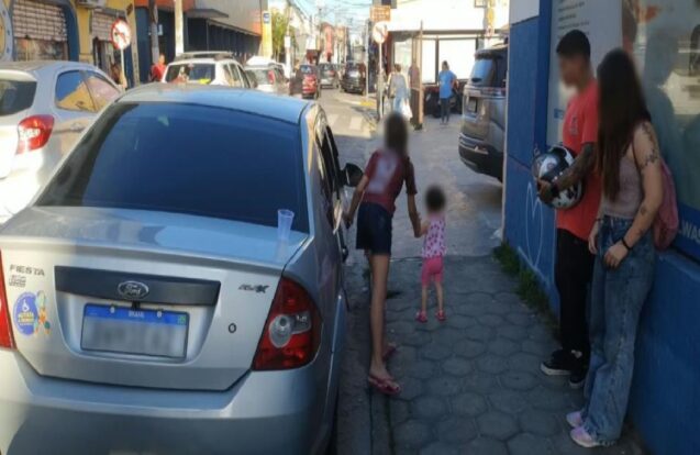 Pindamonhangaba GCM retira duas crianças sozinhas de carro em dia de calor
