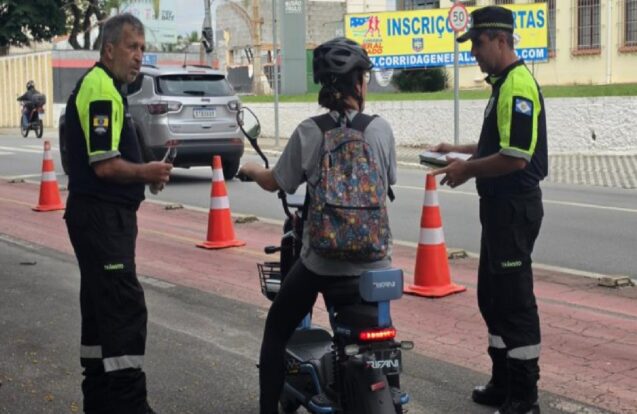 Taubaté faz blitze educativas para orientar usuários de bicicletas elétricas