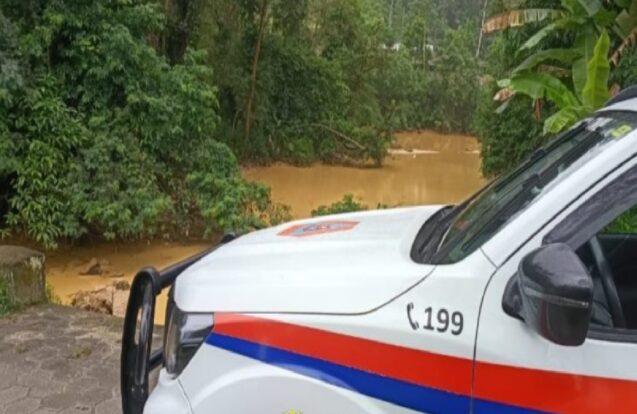 Ubatuba investiga mudança na cor da água do Rio Indaiá
